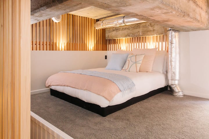 Camera da letto quattro: soppalco con soppalco e letto a due piazze in stile giapponese