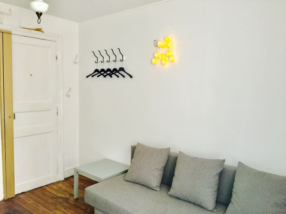 Porte blindée. Petite table d'appoint.