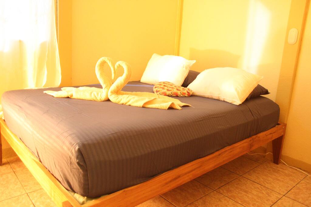 Double bed room
Habitación con cama doble