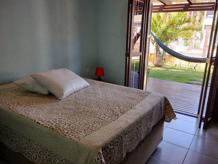 סוויטה 2:
מיטה, שידה, מאוורר, חדר רחצה פרטי.
יציאה לפרגולה והגינה.

 שמיכה, כיסוי וכריות 
Cabideiro 