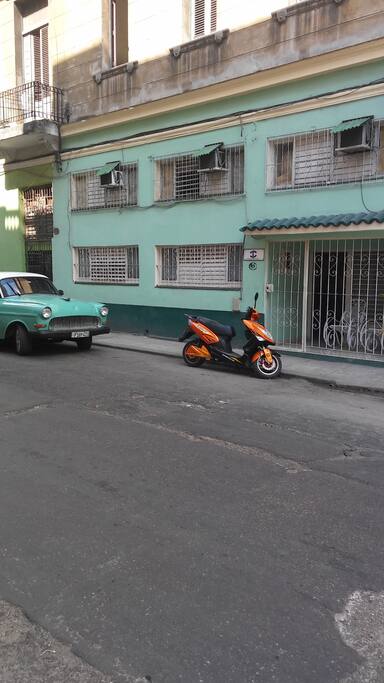 Vista de la casa al cruzar la calle