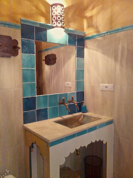 Bath next to main bedroom