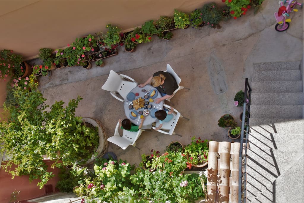 Desayuna en el patio
