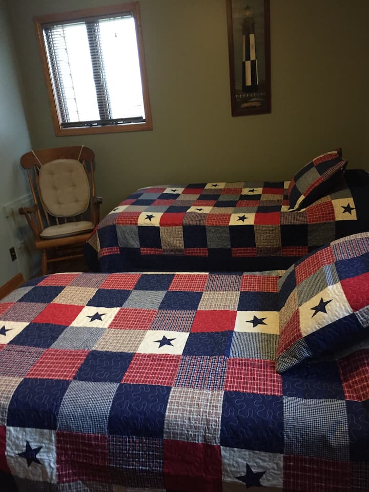 Задна спалня - 2 единични легла