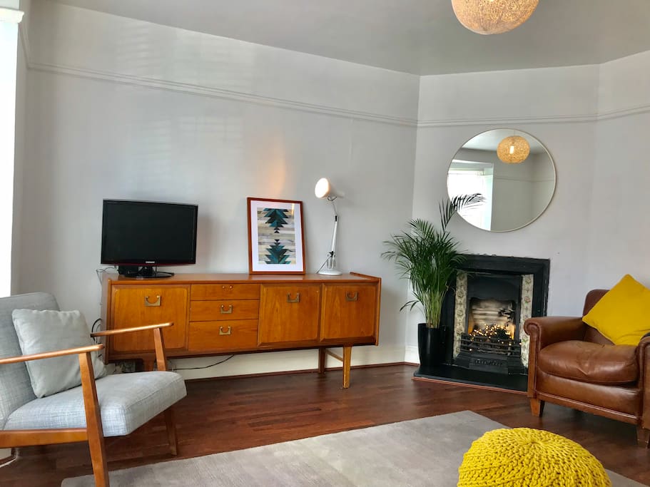 Mid-century inspired stylish sitting room with plenty of room for everyone