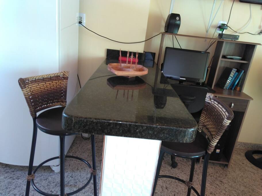 Mesa americana com banquetas