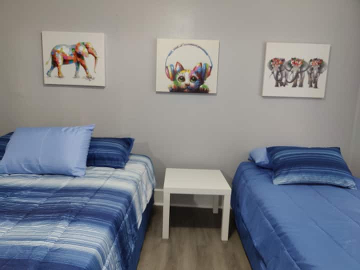 1 Queen 1 Twin bed (jumla ya watu 3 kwa kila chumba) 