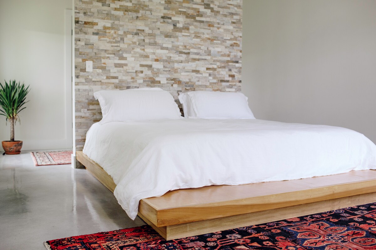 Chumba cha kulala cha 1-- 
Kitanda na mito yenye starehe; mikeka ya zamani kwa ajili ya mpangilio wa starehe sana.
Hakuna mito ya kutupwa. Mito ya kutupa mara nyingi hupuuzwa katika mchakato wa kufanya usafi... tunapendelea kutoa sehemu safi kwa ajili ya utulivu wa akili yako.