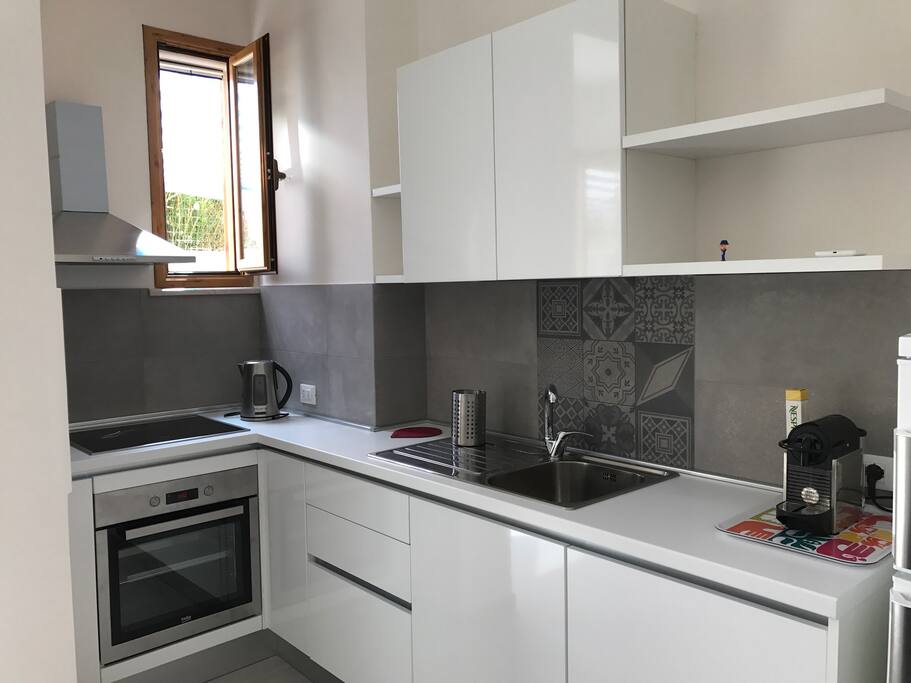 Cucina con piano cottura induzione forno e lavastoviglie