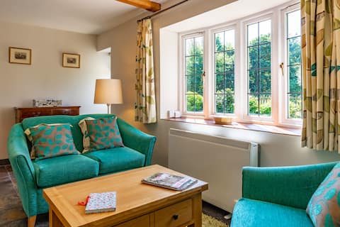 Top Airbnb: Romantic Countryside Retreat for Two Near Bath in South Gloucestershire