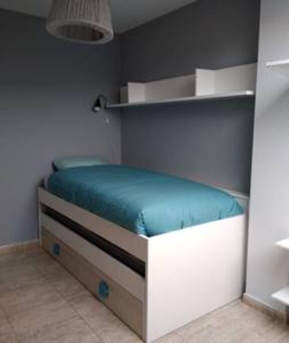 Habitación con cama individual.