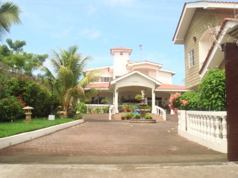 This is the main entrance of the house, all the space is paved, it has internal150 sq. meters parking space which allows you to park about 10-12 vehicles on the property; also has its circulation area that allows loading and unloading passengers, under covered area to protect them from the rain.