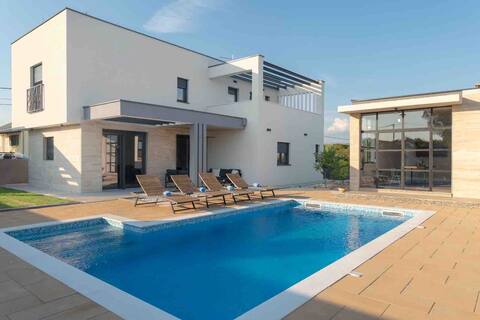 *Modern Villa with Pool and Summer Kitchen*