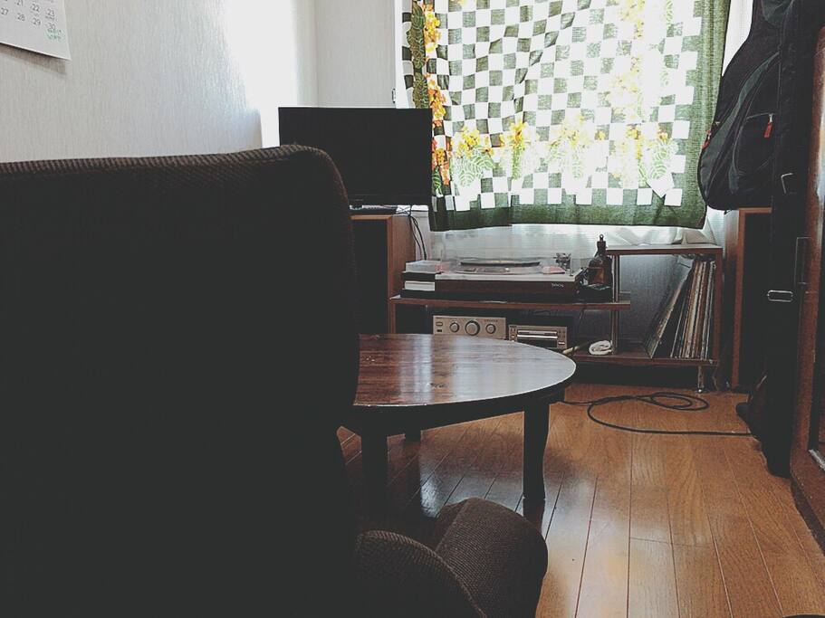 5畳のこじんまりした部屋です。エアコンはありません。