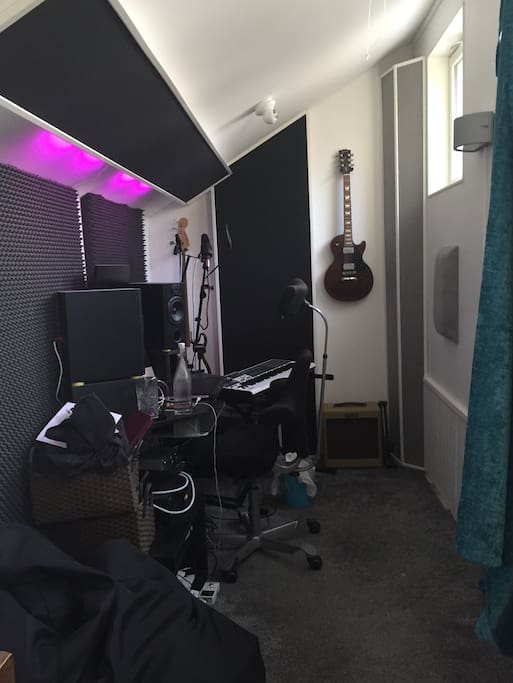 Music Studio (can be made into third bedroom with provided air madras)