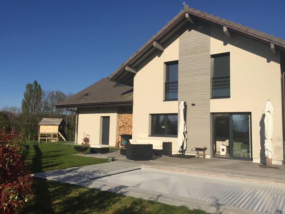 La terrasse avec la piscine fermée