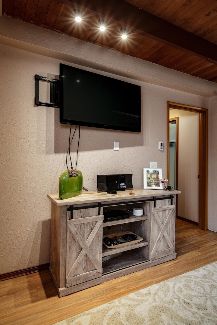 DVD播放器和音响系统，我们甚至提供几张当地音乐家的CD ！