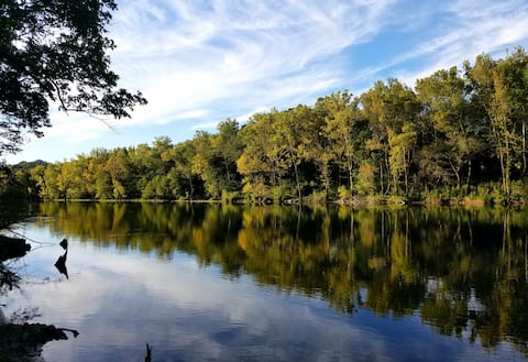 *Riverfront & River-Access Luxury Lodge w/ Jacuzzi