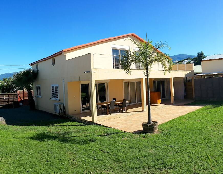 Face avant et terrasse du logement avec vue sur la montagne