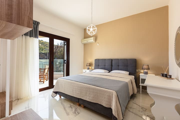 The villa features 5 air conditioned bedrooms