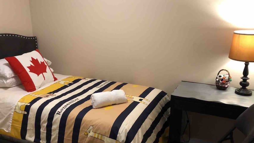 Room C, Airport 9 min, Superstore Cross, New Clean