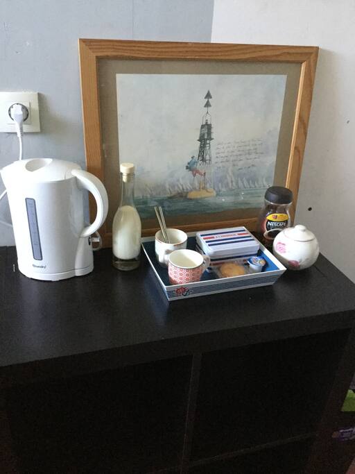 Thé, café, lait et quelques biscuits