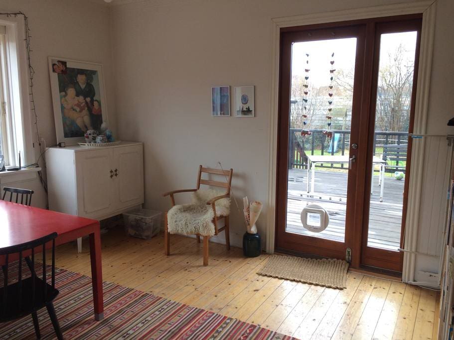 Living room with view to the garden.