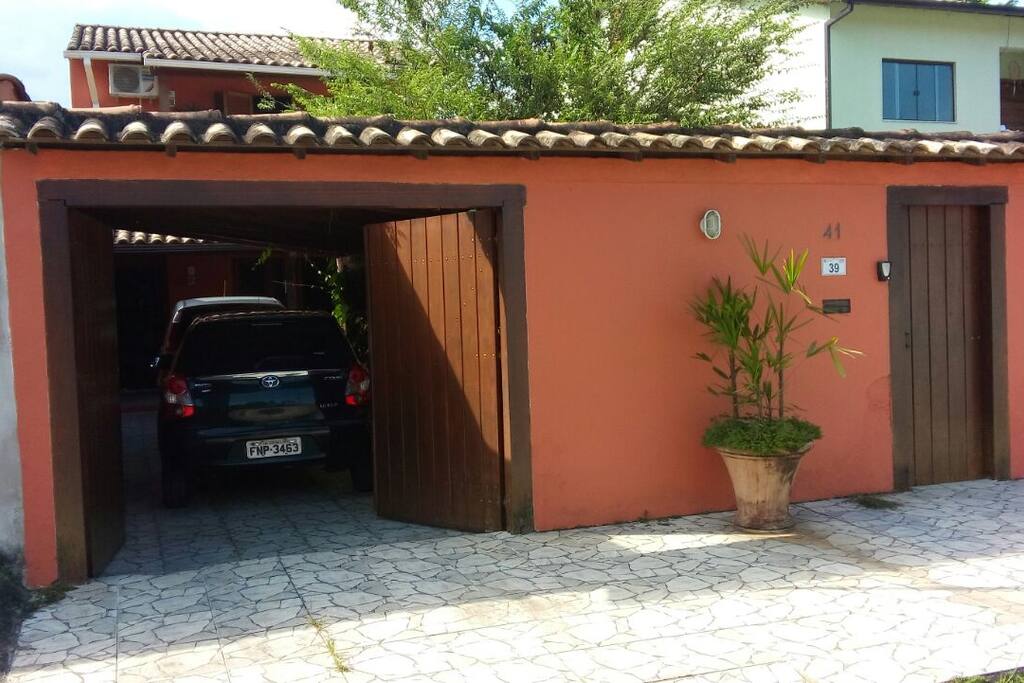 Entrada social e garagem para 2 carros