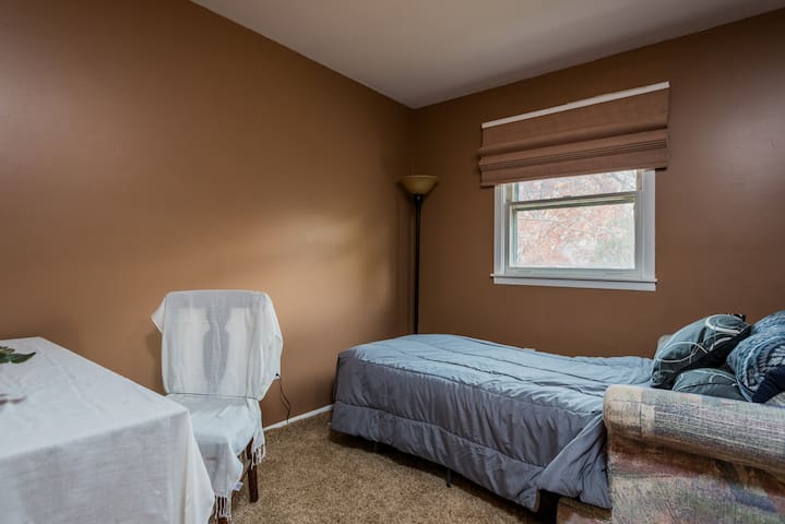 Cozy Tan Room near State Capitol