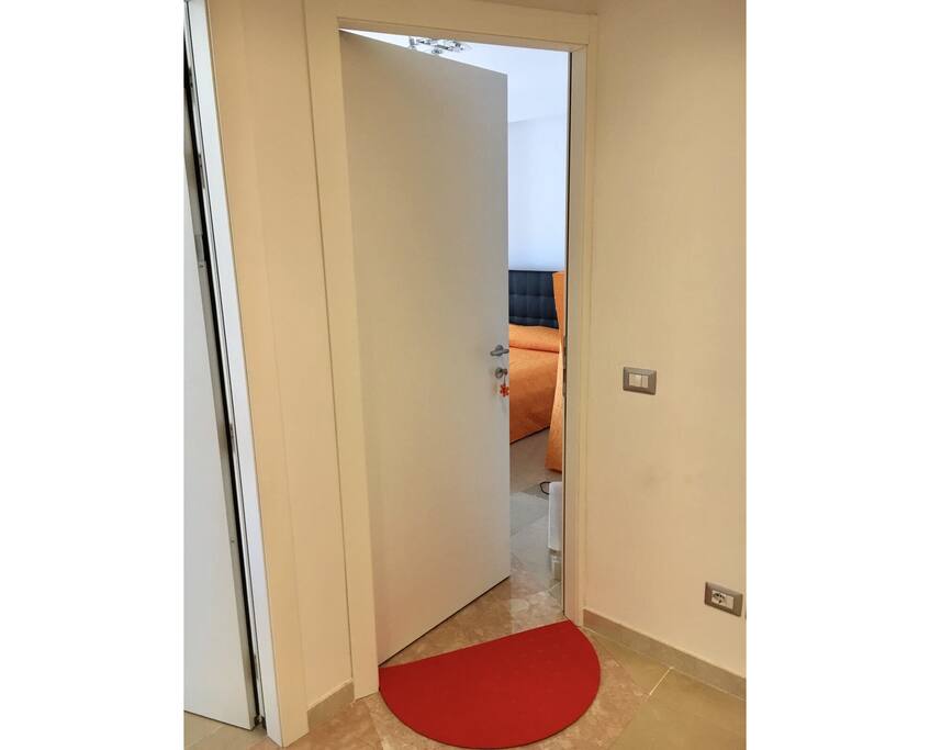 Ingresso in camera con porta antirumore