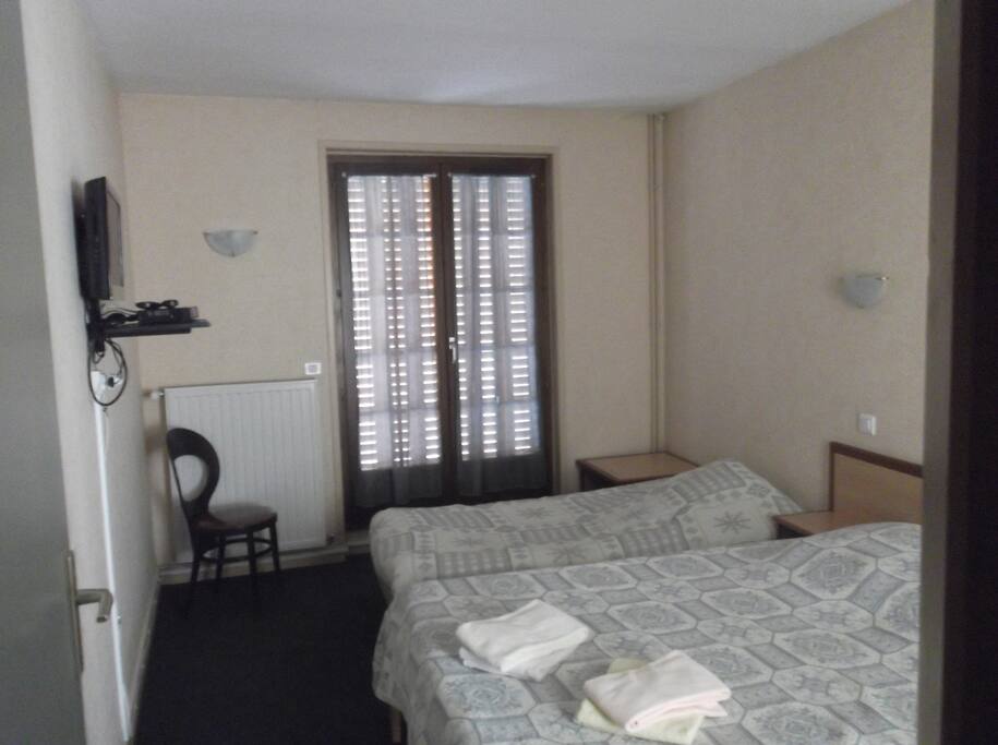 NOTRE CHAMBRE TROIS PERSONNES