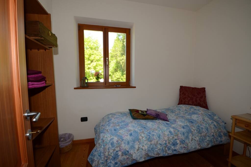 Stanza singola nel verde bosco, private room in the green forest