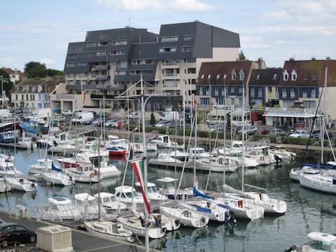 Airbnb performant: Beautiful sunny 2-room apartment à Courseulles Sur Mer