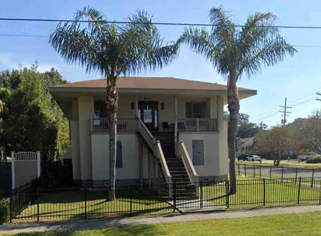 Lakeview, New Orleans, Upscale 2 Bedroom Duplex