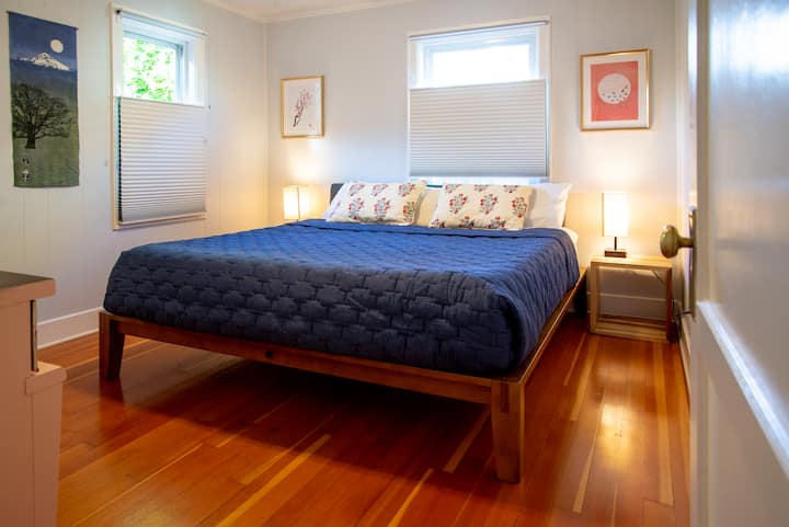 เตียงคิงไซส์ในห้องนอนใหญ่  ที่นอน Tuft และ Needle Mint ใหม่ล่าสุดและเตียงแพลตฟอร์ม Thuma ไม้เนื้อแข็ง  ผ้าปูที่นอนโดยลังและบาร์เรลและโรงนาเครื่องปั้นดินเผา 