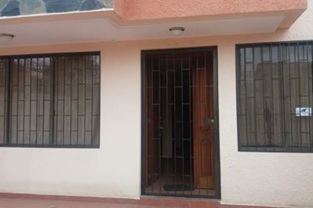 Puerta secundaria de acceso