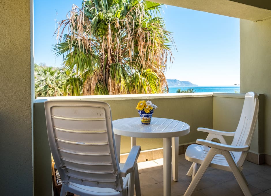 Mesa y sillas en la terraza/ Table and chairs in the terrace
