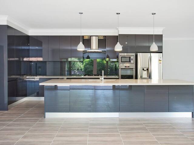 LARGE FAMILY HOME gallery image 3