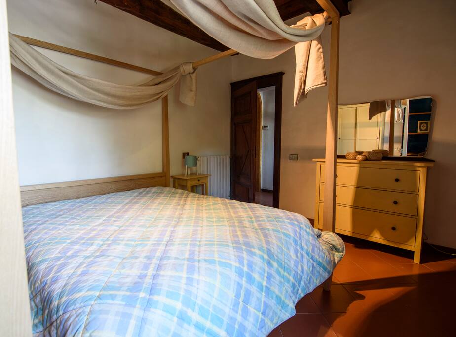 Bedroom with canopy bed (2)