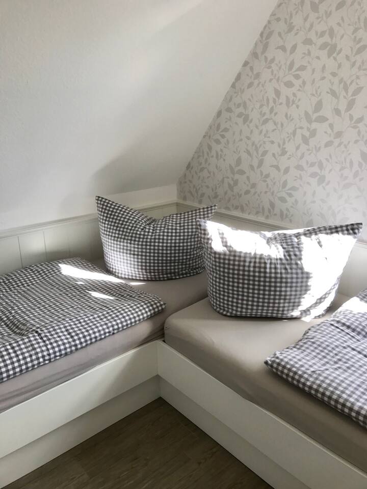 Schlafzimmer 1 mit zwei einzelbetten