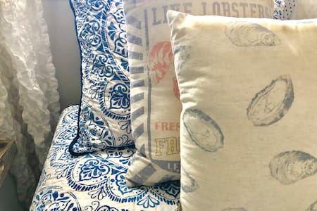 “Blue Beach Bungalow” - Private Room.