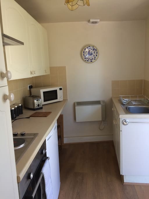 Kitchen with oven/hob, microwave & fridge/ wall heater