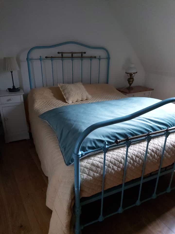 Chambre 4 à l'étage 
Couchage en 140x190