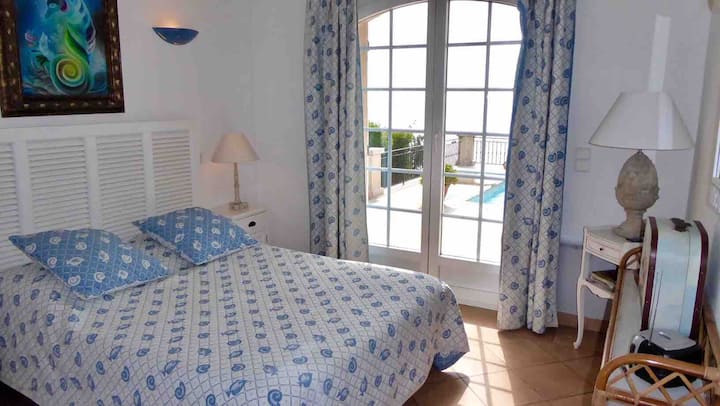 Chambre bleue donnant sur la piscine et une très belle vue sur la mer