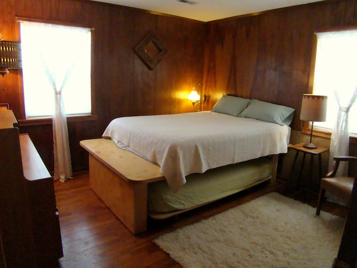 غرفة نوم ثانية بسرير بحجم ملكي مبني خصيصًا ومحرك متحرك كامل.