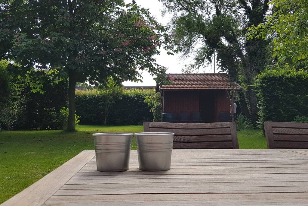 de tuin met het tuinhuis