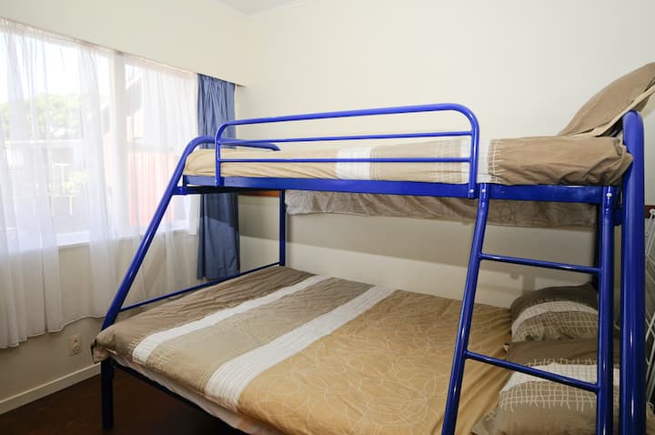 סידור המיטות בחדר השינה השלישי.