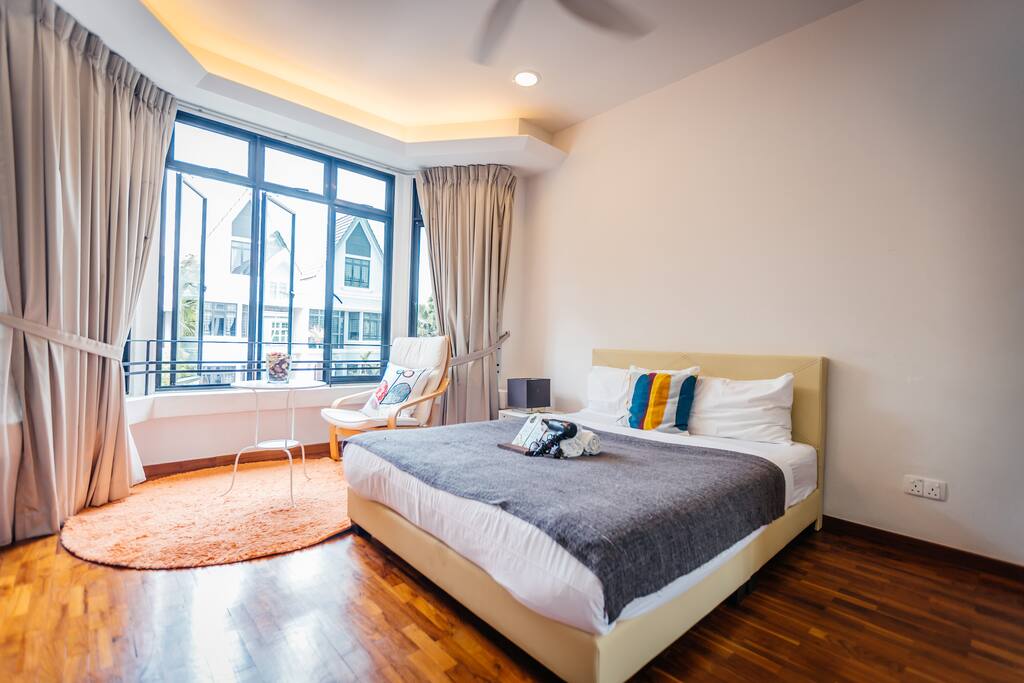Cozy room with queen size bed