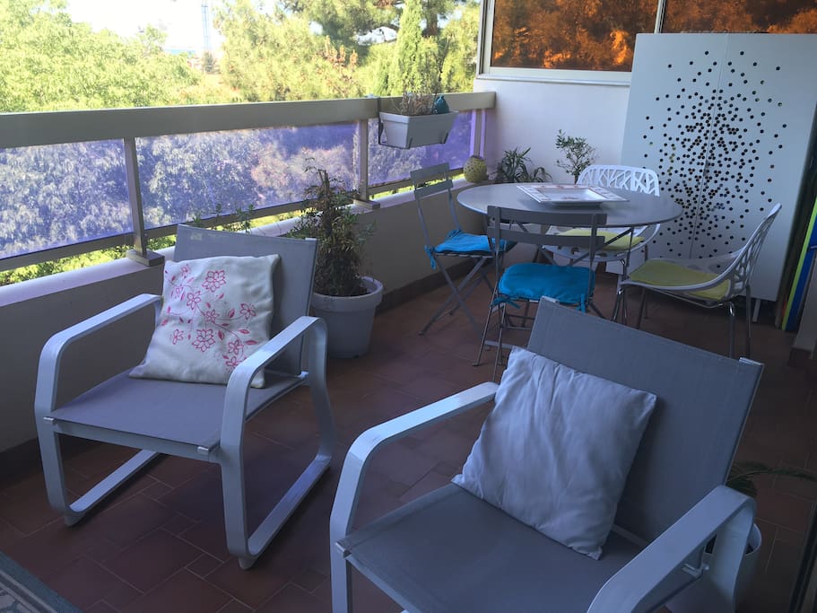 Terrasse vue sur mer et collines