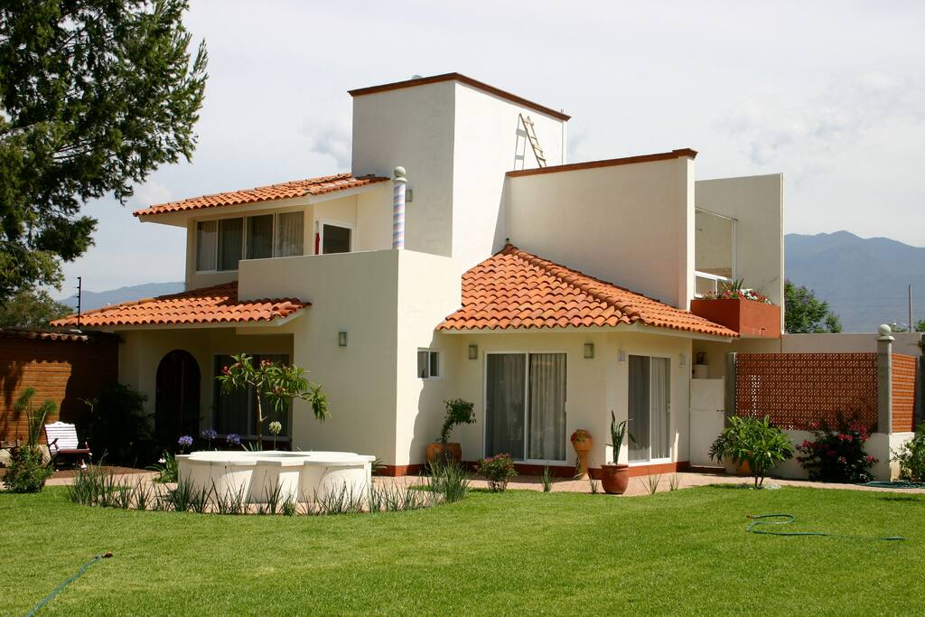 Vista de la casa desde el jardin